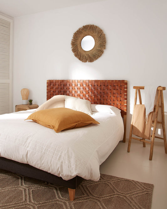 Tête de lit Calixta en bois de teck massif et cuir avec finition naturelle pour lit jusqu’à 150 cm