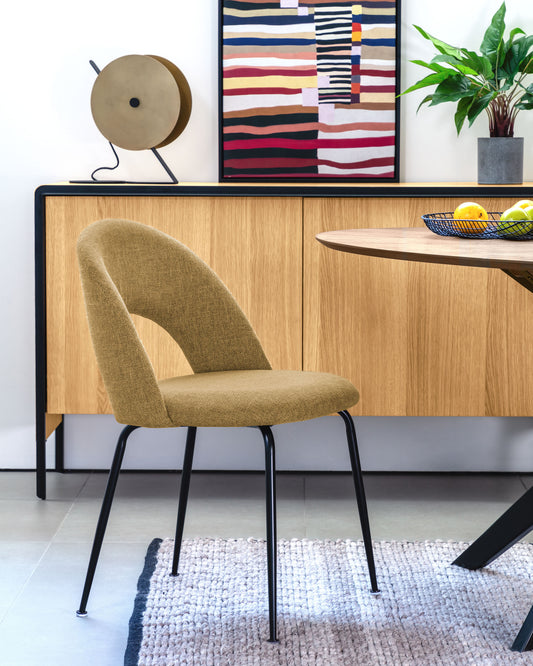 Chaise Mahalia moutarde et pieds en acier peint en noir FSC 100%