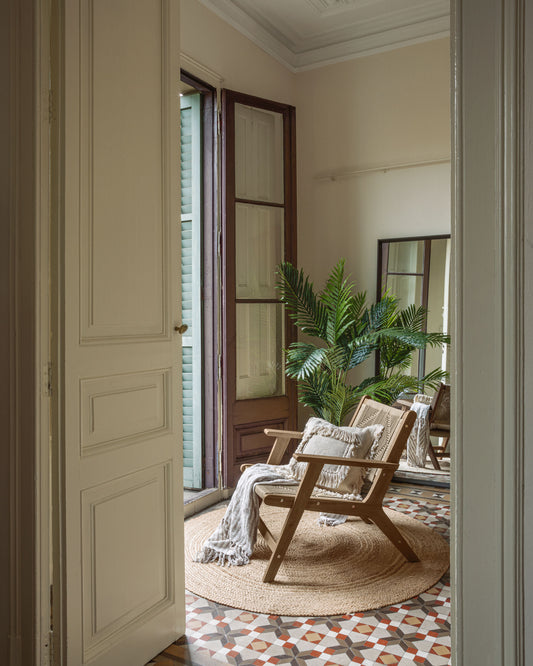 Fauteuil Geralda en bois d’acacia avec finition foncée FSC 100 %