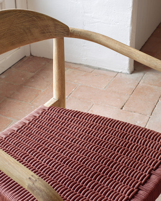 Chaise empilable Nina en bois massif d’acacia et corde terracotta FSC 100 %