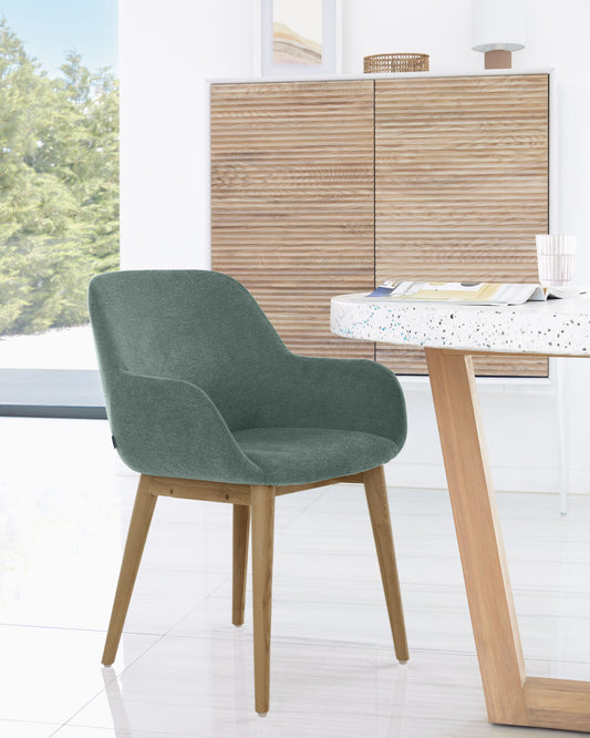 Chaise Konna verte et pieds en bois de frêne foncé
