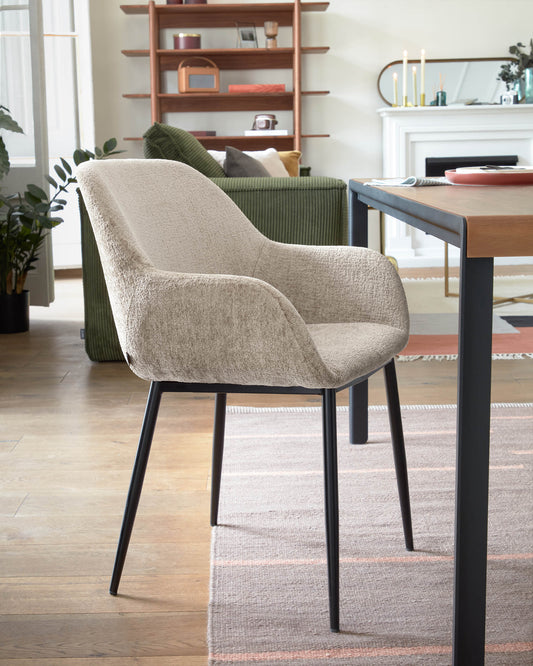 Chaise Konna en chenille beige avec pieds en acier peint noir
