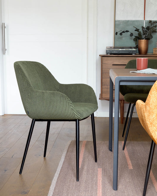 Chaise Konna velours à grosses côtes vert foncé avec pieds en acier peint noir