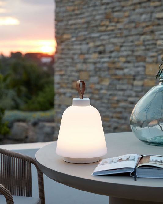 Lampe de table d’extérieur Udiya en polyéthylène et métal avec finition blanche