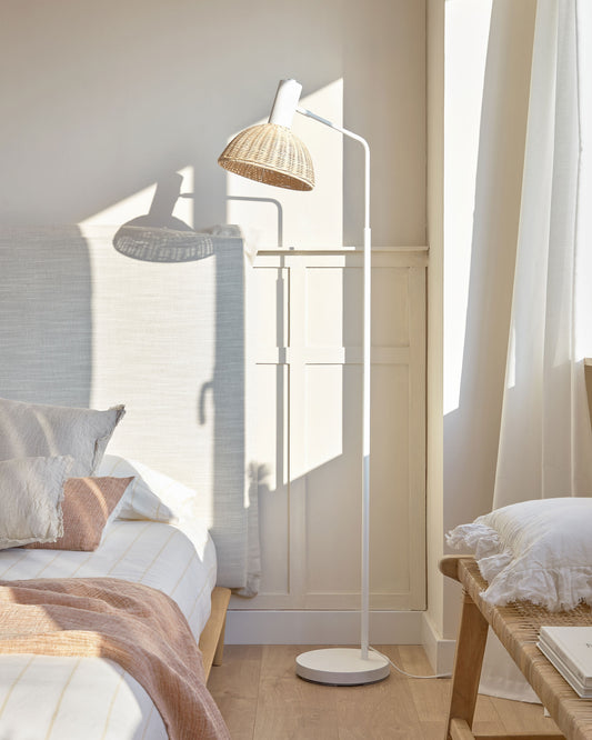 Lampadaire Damila en métal noir et rotin