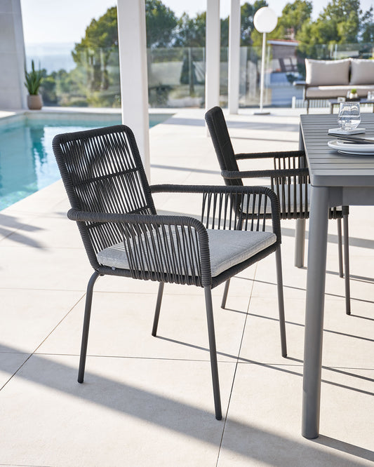 Chaise empilable Samanta en corde noire et pieds en acier galvanisé