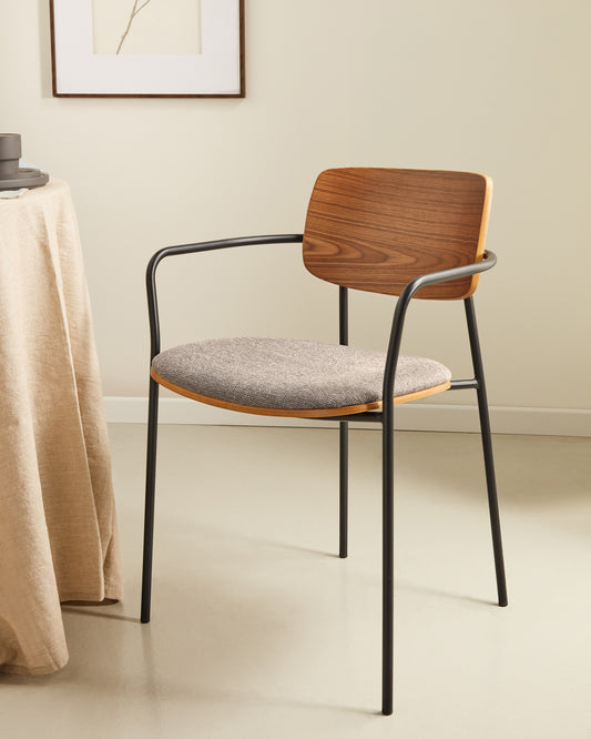 Chaise empilable Maureen en contreplaqué de peuplier finition couleur chaude et pieds métal noir FSC 100 %