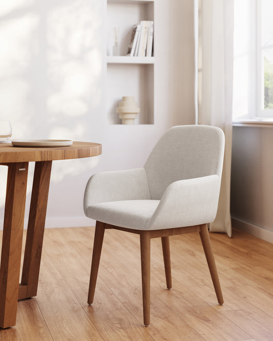 Chaise Konna beige et pieds en bois de frêne foncé