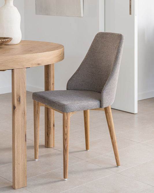 Chaise Rosie en chenille marron et pieds en bois de frêne naturel