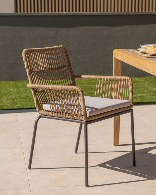 Chaise empilable Samanta en corde beige et pieds en acier galvanisé