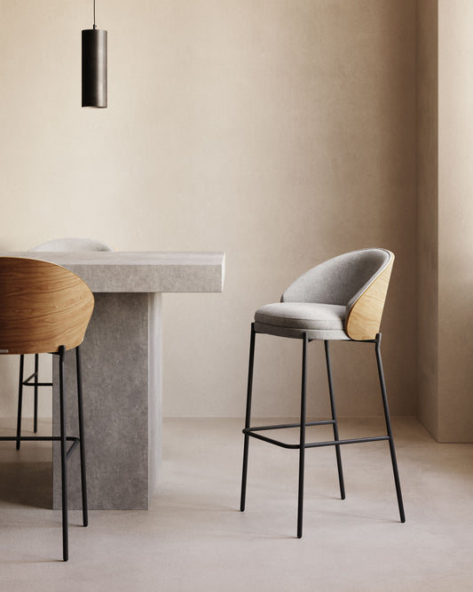 Tabouret Eamy en tissu chenille gris clair placage de frêne naturel et métal noir hauteur 75 cm