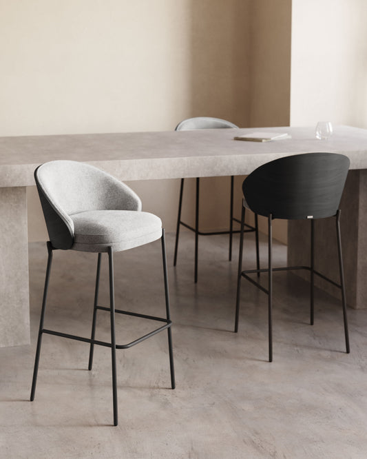 Tabouret Eamy en gris clair placage de frêne finition noire et métal noir hauteur 77 cm