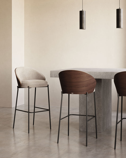 Tabouret Eamy en chenille marron clair avec placage de frêne finition noyer et métal noir 65 cm