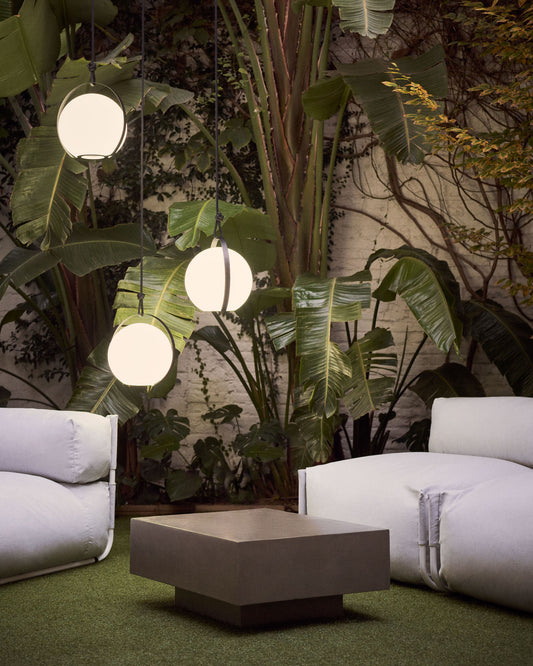Lampe à poser nomade Dinesh avec poignée en acier noir