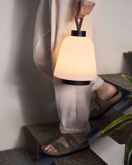 Lampe de table d’extérieur Udiya en polyéthylène et métal avec finition noire