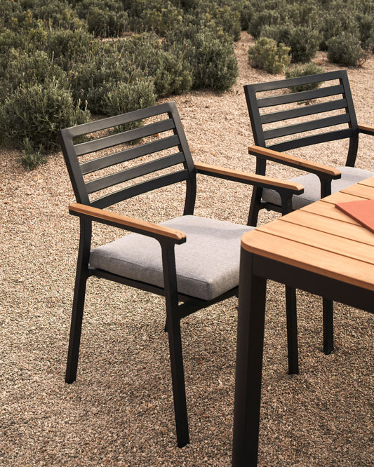 Chaise empilable d’extérieur Bona en aluminium finition noire avec accoudoirs en bois de teck