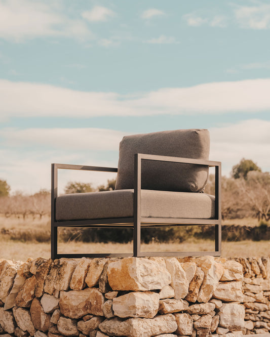 Fauteuil Comova gris foncé 100 % pour extérieur en aluminium noir