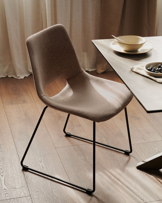 Chaise Zahara marron et pieds en acier noir FSC 100%