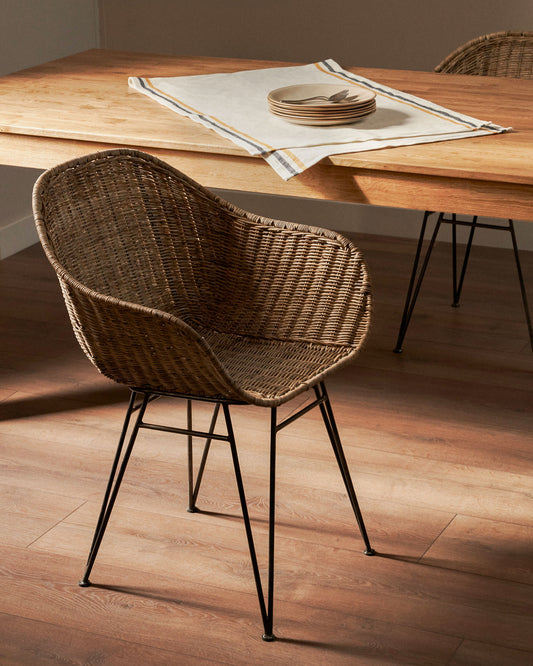 Chaise Chart en rotin et pieds en acier finition noire