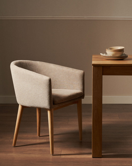 Chaise Harlan en chenille marron et pieds en bois de frêne