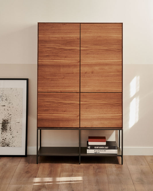 Buffet haut Vedrana 4 portes placage de noyer et pieds en acier noir 97,5 x 160 cm