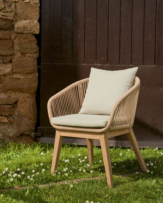 Chaise Portalo en corde beige et pieds en bois d'acacia