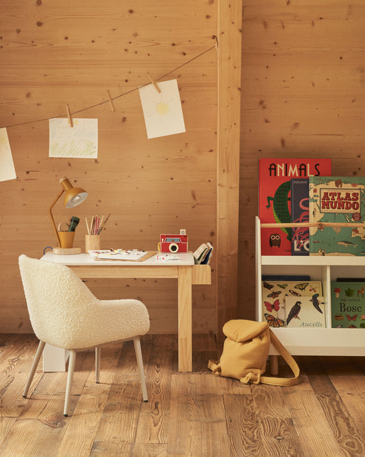 Bureau Serwa de MDF blanc et pieds et détails en bois de pin