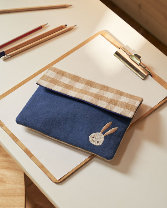 Pochette Yanil bleue à carreaux vichy avec petit lapin brodé