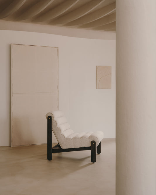 Fauteuil Magira à bouclette blanc et en bois de chêne avec finition foncée