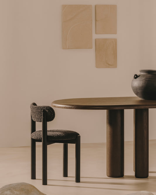 Chaise Nebai en bouclette noir et structure en bois de chêne avec finition noire