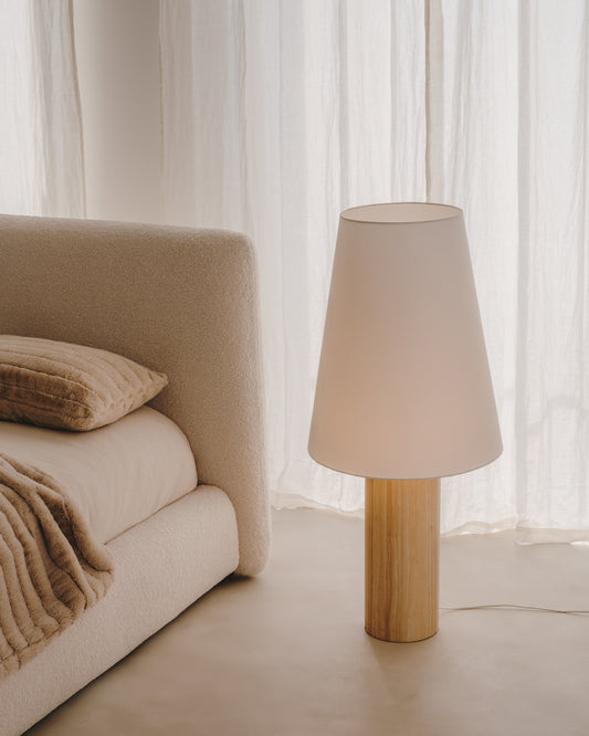 Lampadaire Marga en bois avec finition naturelle