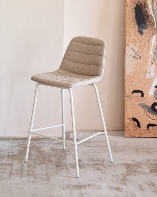 Tabouret  Zunilda en chenille beige et acier avec finition blanc mat hauteur 65cm FSC 100%