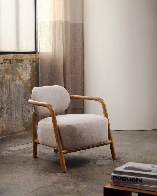 Fauteuil Melqui beige en bois de chêne avec finition naturelle