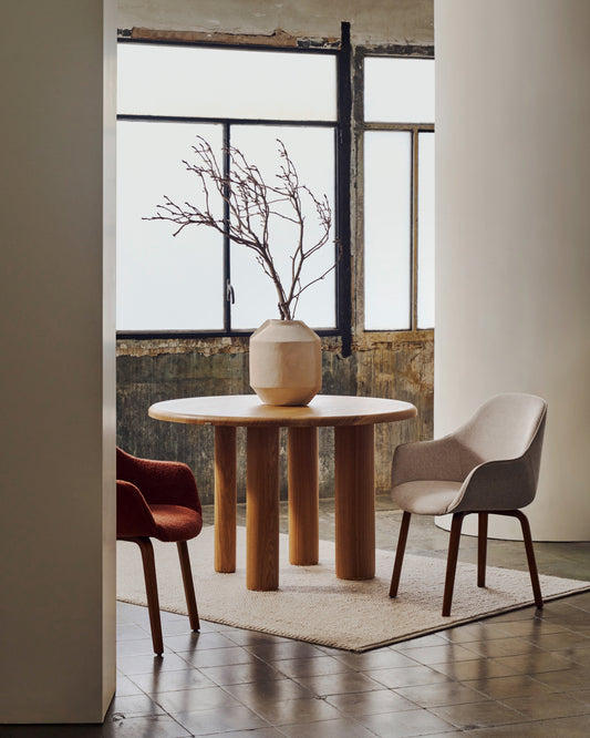 Chaise Aleli bouclette blanc et pieds en bois de frêne avec finition naturelle.
