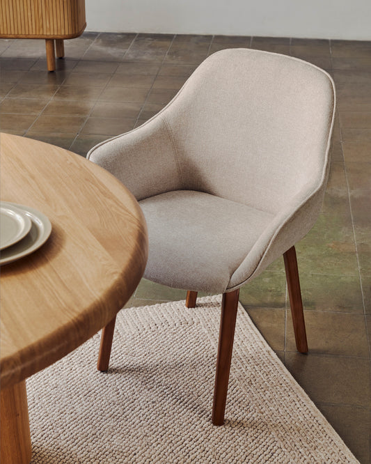 Chaise  Aleli en chenille beige et pieds en bois de frêne avec finition noyer