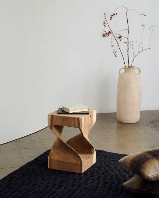 Table d'appoint Hakon en bois de Mungur et intérieur sculpté 30 x 30 cm