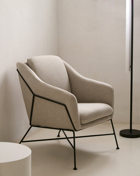 Fauteuil Brida beige et pieds en acier avec finition noire
