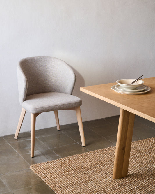 Chaise Darice en tissu chenille marron et bois de hêtre, finition noyer FSC 100 %