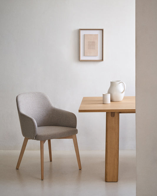 Chaise Nelida en tissu chenille marron et bois de hêtre, finition naturelle FSC 100 %