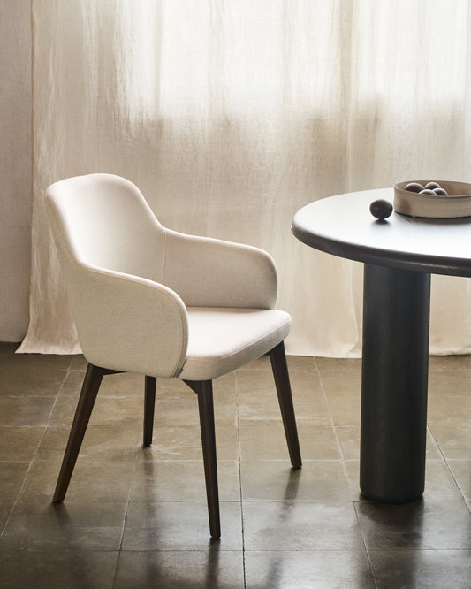 Chaise Nelida en tissu chenille beige et bois de hêtre, finition noyer FSC 100 %