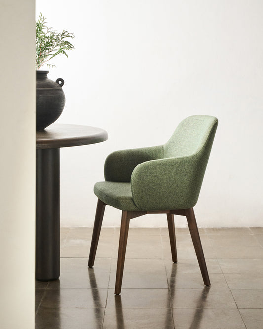 Chaise Nelida en tissu chenille vert et bois de hêtre, finition naturelle FSC 100 %