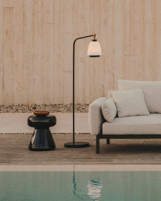 Support sur pied Nali pour lampes portables en métal avec finition peinte noire.