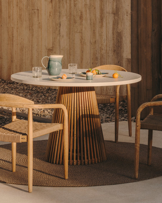 Table ronde d'extérieur Alcaufar en bois de teck et ciment blanc Ø 120 cm