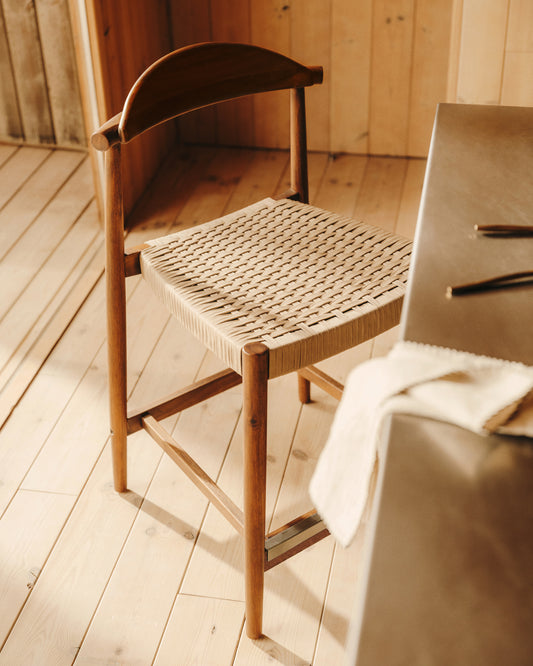 Tabouret Nina en acacia, finition noyer et corde beige hauteur 62 cm FSC 100 %