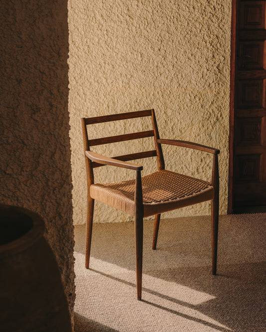 Chaise Analy avec accoudoirs en bois de chêne massif, finition noyer, et assise en corde FSC Mix Credit