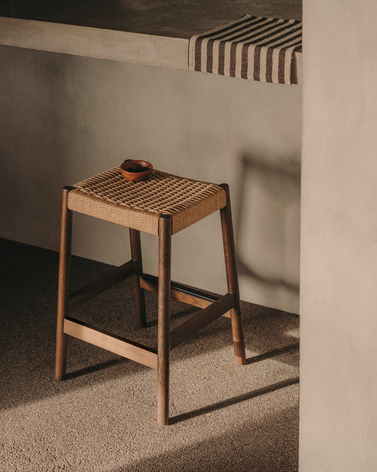Tabouret Yalia en bois de chêne massif avec finition noyer et assise en corde, hauteur 65 cm, FSC Mix Credit