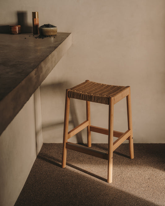 Tabouret Yalia en bois de chêne massif avec finition naturelle et assise en corde, hauteur 65 cm, FSC Mix Credit