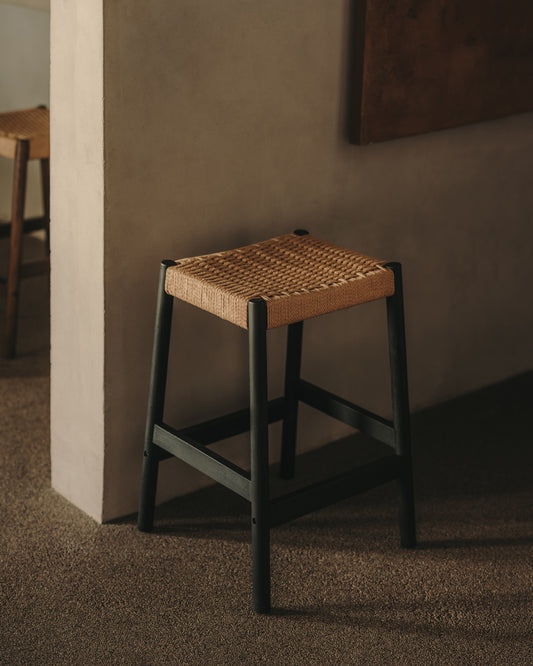 Tabouret Yalia en bois de chêne, finition noire et assise en corde, hauteur 65 cm FSC 100 %