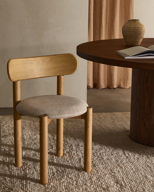Chaise Nebai en tissu chenille beige et structure en bois de chêne finition naturelle FSC MIX Credit