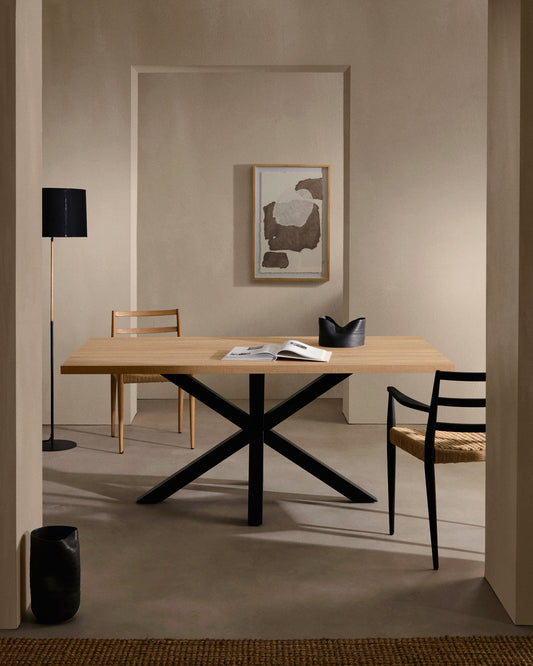 Table Argo en mélaminé finition naturelle et pieds en acier finition noire 200 x 100 cm